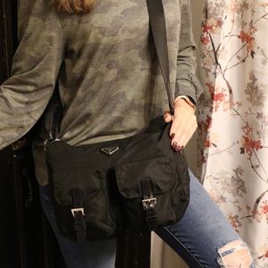 Like new Prada Messenger crossbody black tesuto